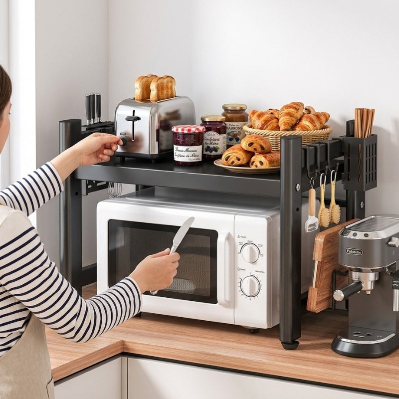 Personne prenant pain grillé sur etagere four micro onde
