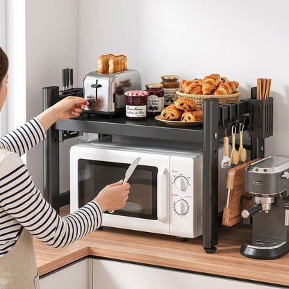 Personne prenant pain grillé sur etagere four micro onde