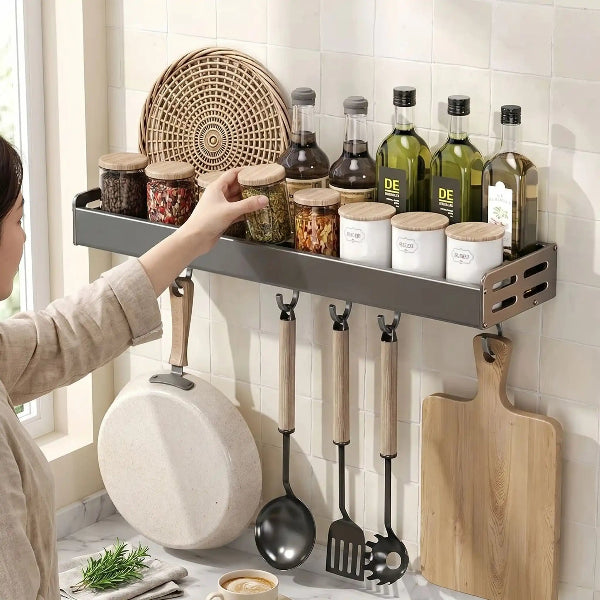 Personne prenant pot assaisonnements sur etagere murale cuisine