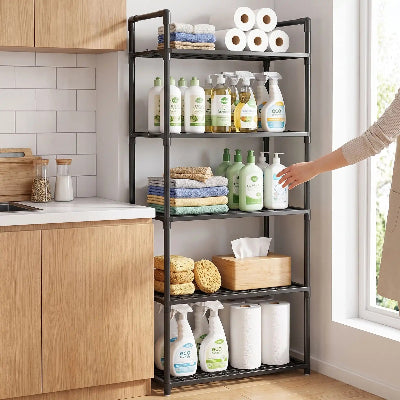 Personne prenant un produit entretien rangé sur etagre micro ondes