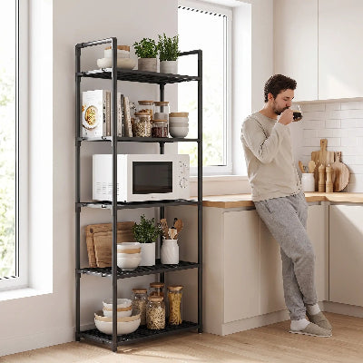 Personne prenant un café près de l'etagere micro ondes