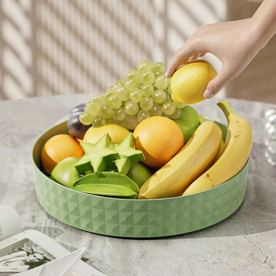 Personne prenant un citron dans range epices rempli de fruits