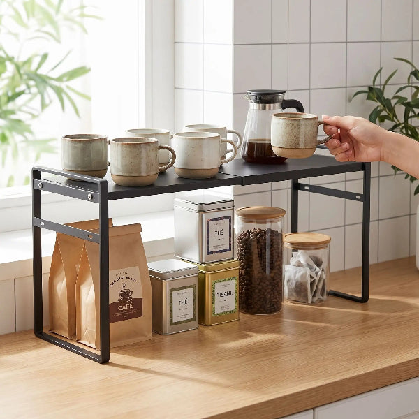 Personne prenant une tasse à café sur etagere pour cuisine