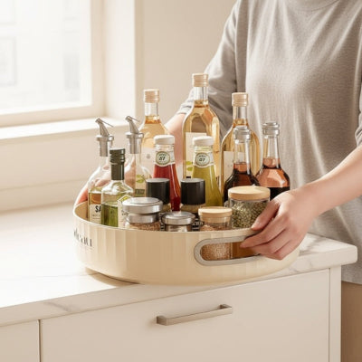 Personne qui dépose le range epices sur le comptoir