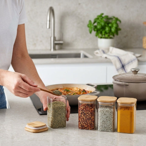 Personne qui prend épices dans un pots à épices