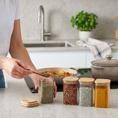 Personne qui prend épices dans un pots à épices