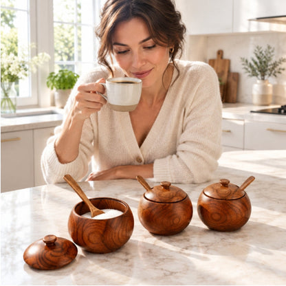 Personne qui prend son café devant pot pour epices