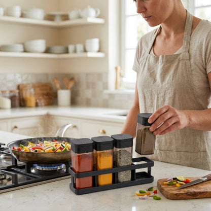 Personne prenant un pot dans ensemble de pots a epices