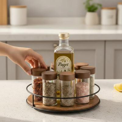Personne qui prend un pot dans le rangement pour épices