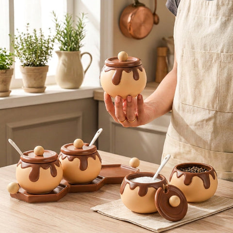 Personne qui tient un pot a epices