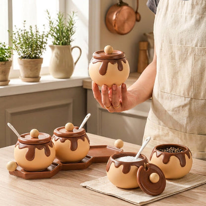 Personne qui tient un pot a epices