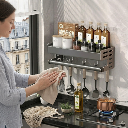 Personne séchant ses mains près etagere murale cuisine