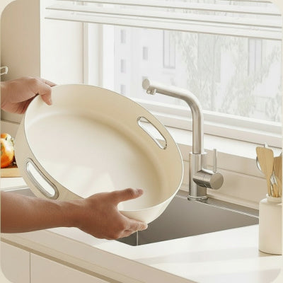 Personne tenant le range epices au-dessus évier pour le laver