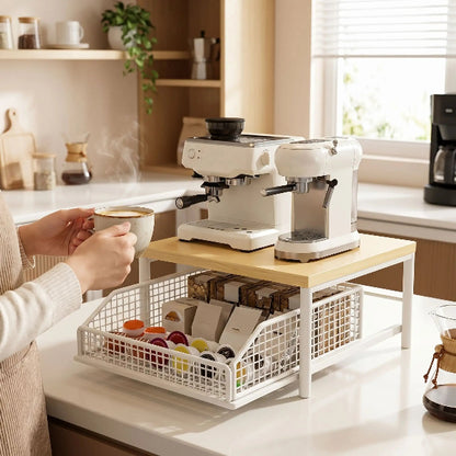 Personne tenant tasse café devant machine espresso sur étagère cuisine