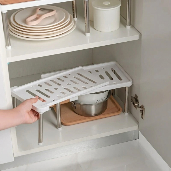 Personne tirant sur extension étagère cuisine sous armoire