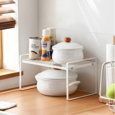 Petites cocottes et conserves sur petite etagere de cuisine sur comptoir