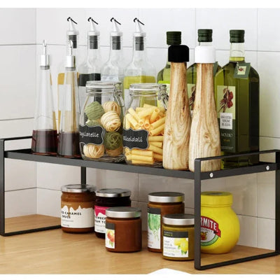 Pots de pâtes huiles sur etagere de cuisine sur comptoir