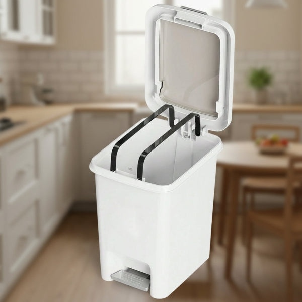 Poubelle de cuisine avantplan montrant systeme retenu sacs