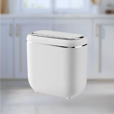 Poubelles de cuisine blanche et contours chromés