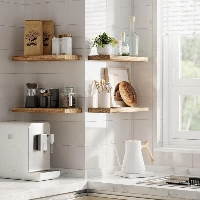 Quatre etagere bois cuisine installées murs en coin près évier