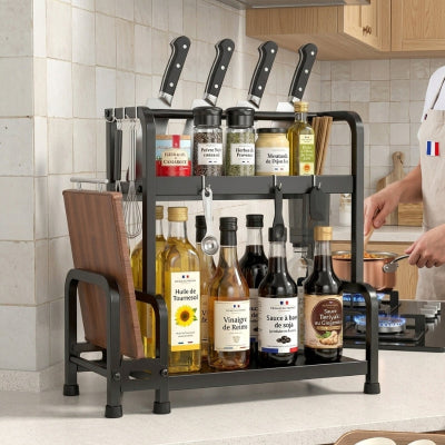 Rangement epices avec couteaux et planche à découper près gazinière