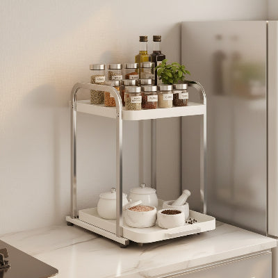 Sels et épices disposés sur support pour micro onde, près du frigo