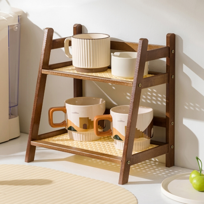 Tasses sur etagere cuisine bois brun sur comptoir