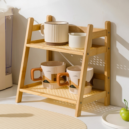 Tasses sur etagere cuisine bois couleur miel sur comptoir