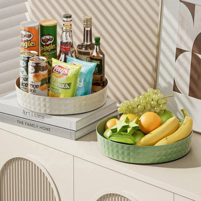 Un range epices contenant des collations et un autre des fruits