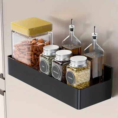 Une etagere cuisine remplie de petits pots