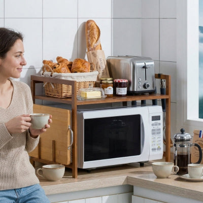 Viennoiseries et grille pain sur etagere micro onde brune