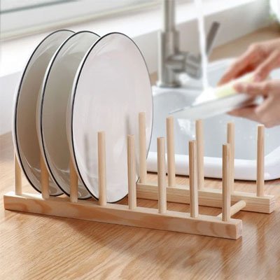 ASSIETTES DANS EGOUTTOIR EVIER SUR PLAN TRAVAIL