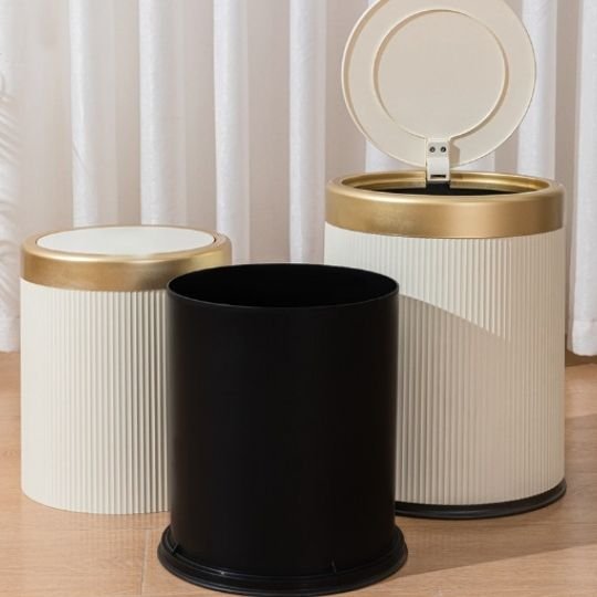 Coque poubelle cuisine crème à côté son contenant intérieur noir