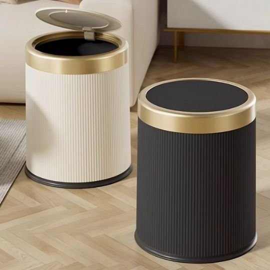 Deux poubelle cuisine crème et noir côte à côte