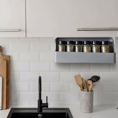 epices rangement ouvert sous les placards près de l'évier