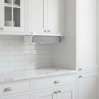 epices rangement suspendu sous placards dans une belle cuisine blanche