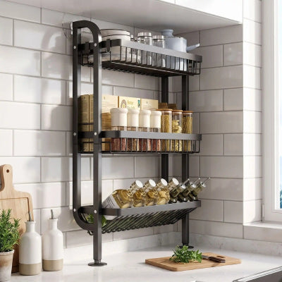 etagere a epice noire sur un mur de tuiles blanches