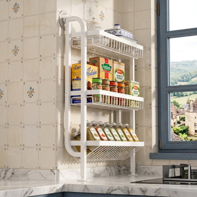 etagere a epice près fenêtre et plaque de cuisson