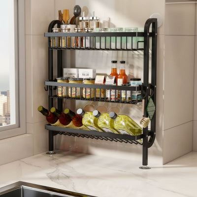 etagere a epice sur un mur en angle près fenêtre