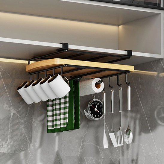 Étagère cuisine noire avec tasses serviette et ustensiles accrochés