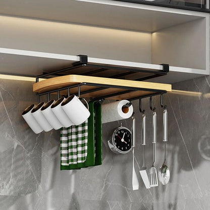 Étagère cuisine noire avec tasses serviette et ustensiles accrochés