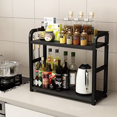 Etagere cuisine rempli sur plan travail près table de cuisson