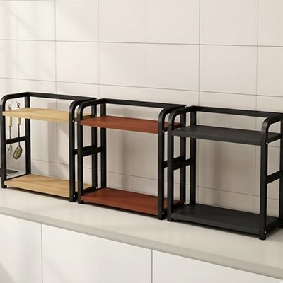 Etagere cuisine vides en trois couleurs sur plan de travail