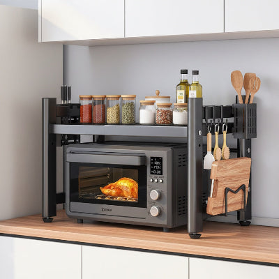 etagere four micro onde à côté du frigo avec assaisonnements