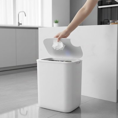 Main déposant mouchoir dans poubelle automatique