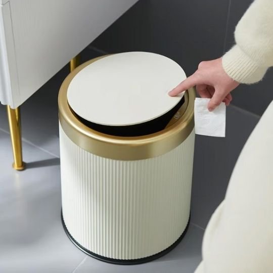 Personne appuyant bouton couvercle poubelle cuisine