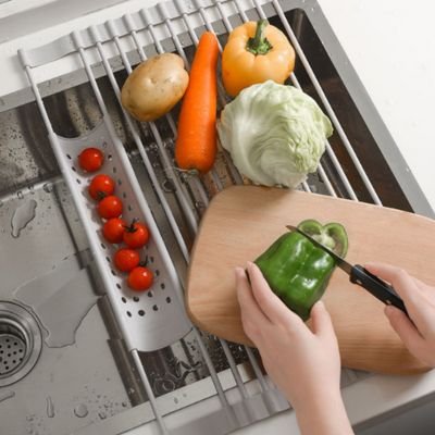 Personne découpant légumes sur Égouttoir vaisselle inox