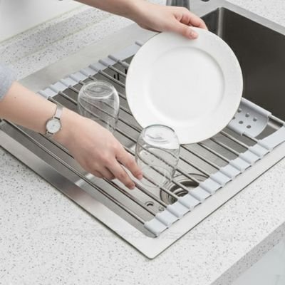 Personne déposant assiette sur égouttoir vaisselle inox