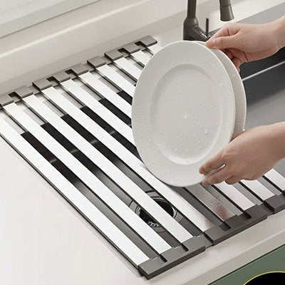 PERSONNE DEPOSANT ASSIETTES SUR EGOUTTOIR VAISSELLE INOX