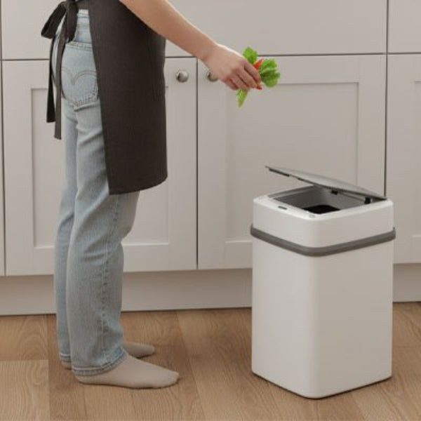 personne deposant dechets dans poubelle cuisine